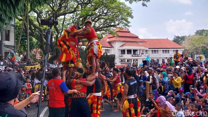 Gelar Agung Jaranan Malang Raya Gelar Agung Jaranan Malang Raya digelar. Beragam tarian tradisional tersaji di sekitar Alun-alun Tugu Kota Malang.