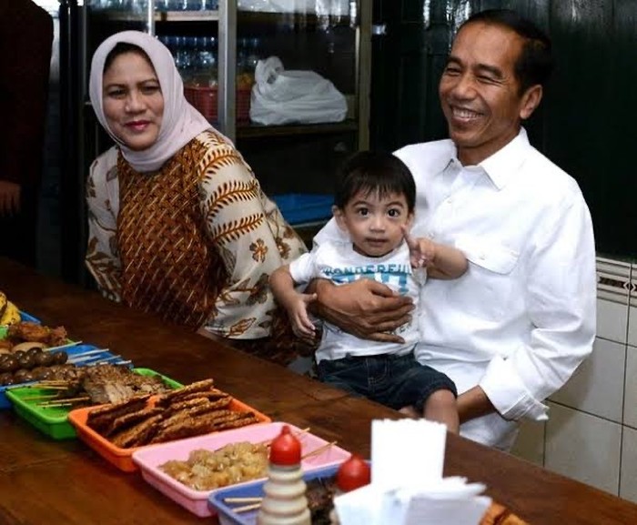 Gemas! 10 Gaya Lucu Jan Ethes Saat Makan Durian hingga Es Krim Bareng Jokowi Gemas! 10 Gaya Lucu Jan Ethes Saat Makan Durian hingga Es Krim Bareng Jokowi