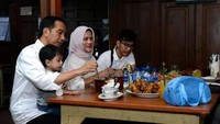 Makan di restoran ayam goreng favorit Jokowi di Sukoharjo, Jan Ethes dipangku sang kakek yang sedang menyantap ayam goreng. Foto: Instagram