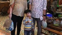Gibran dan Selvi juga sering memperkenalkan Jan Ethes dengan makanan dan camilan tradisional khas Indonesia lho. Foto: Instagram