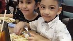 Gemas! 10 Gaya Lucu Jan Ethes Saat Makan Durian hingga Es Krim Bareng Jokowi