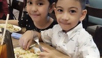 Lebih suka makan sendiri, Jan Ethes rupanya penggemar nasi goreng dan jamur krispi.  Foto: Instagram
