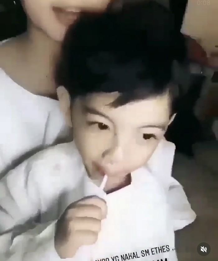 Gemas! 10 Gaya Lucu Jan Ethes Saat Makan Durian hingga Es Krim Bareng Jokowi Gemas! 10 Gaya Lucu Jan Ethes Saat Makan Durian hingga Es Krim Bareng Jokowi