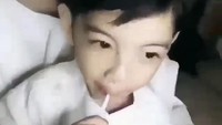 Terakhir ini pose lucu dan menggemaskan Jan Ethes saat tengah ngemil lolipop sambil dipangku sang ibu. Foto: Instagram