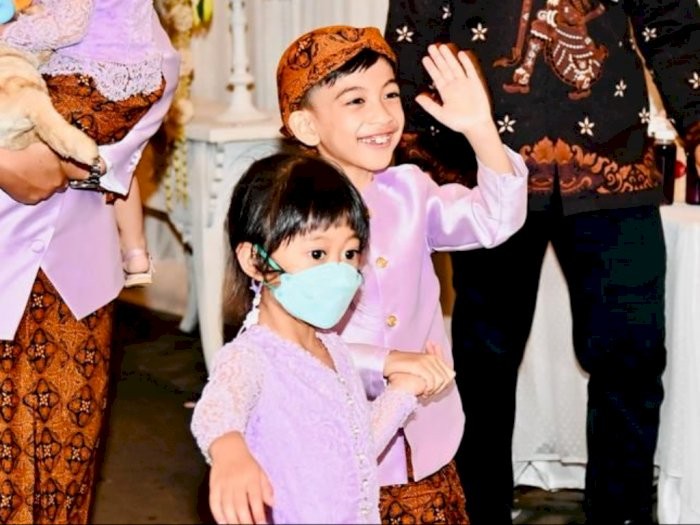 Gemas! 10 Gaya Lucu Jan Ethes Saat Makan Durian hingga Es Krim Bareng Jokowi Gemas! 10 Gaya Lucu Jan Ethes Saat Makan Durian hingga Es Krim Bareng Jokowi