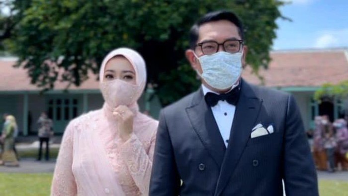 Gubernur Jabar Ridwan Kamil dan istrinya menghadiri resepsi pernikahan Kaesang Pangarep dan Erina Gudono di Solo, Minggu (11/12/2022).