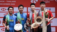Mohammad Ahsan (kiri) dan Hendra Setiawan (kedua kiri) berfoto dengan lawannya asal China Liu Yu Chen (kanan) dan Ou Xuan Yi (kedua kanan) usai pertandingan babak final BWF World Tour Finals 2022 di Nimibutr Arena, Bangkok, Thailand, Minggu (11/12/2022).