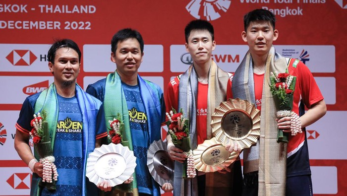 Pebulu tangkis ganda putra Indonesia Mohammad Ahsan (kiri) dan Hendra Setiawan (kanan) melambaikan tangan ke arah penonton usai kalah dari lawannya asal China Liu Yu Chen dan Ou Xuan Yi dalam babak final BWF World Tour Finals 2022 di Nimibutr Arena, Bangkok, Thailand, Minggu (11/12/2022). Mohammad Ahsan dan Hendra Setiawan hanya puas sebagai runner up setelah kalah dengan skor 17-21, 21-19, dan 12-21.ANTARA FOTO/Handout/Humas PBSI/app/nz.