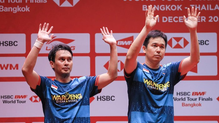 Pebulu tangkis ganda putra Indonesia Mohammad Ahsan (kiri) dan Hendra Setiawan (kanan) melambaikan tangan ke arah penonton usai kalah dari lawannya asal China Liu Yu Chen dan Ou Xuan Yi dalam babak final BWF World Tour Finals 2022 di Nimibutr Arena, Bangkok, Thailand, Minggu (11/12/2022). Mohammad Ahsan dan Hendra Setiawan hanya puas sebagai runner up setelah kalah dengan skor 17-21, 21-19, dan 12-21.ANTARA FOTO/Handout/Humas PBSI/app/nz.