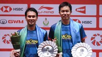 Pebulutangkis ganda putra Indonesia Mohammad Ahsan (kiri) dan Hendra Setiawan (kanan) berpose usai kalah dari lawannya asal China Liu Yu Chen dan Ou Xuan Yi dalam babak final BWF World Tour Finals 2022 di Nimibutr Arena, Bangkok, Thailand, Minggu (11/12/2022).