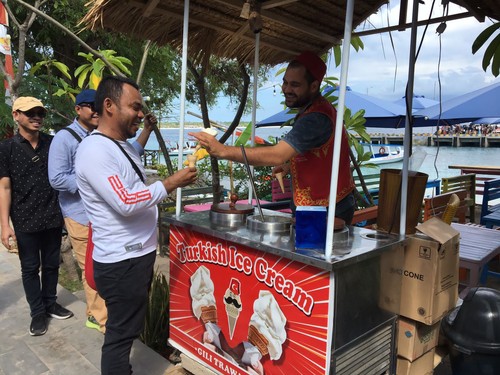 Husain Oztruk, penjual dondurma atau es krim khas Turki bernama Husain Oztruk di Gili Trawangan, Lombok, NTB. (Foto: Ahmad Viqi/detikBali)