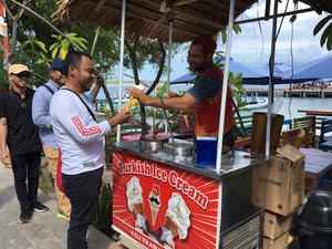 Kisah Bule Turki Jualan Dondurma di Gili Trawangan