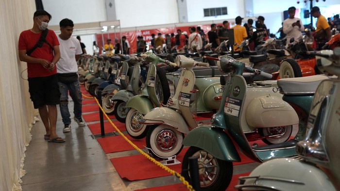 INDONESIAN SCOOTER FESTIVAL 2022 Pengunjung mengamati sepeda motor Vespa yang dipamerkan saat Indonesian Scooter Festival 2022 di Jogja Expo Centre, Bantul, D.I Yogyakarta, Minggu (11/12/2022). Acara yang dihadiri oleh pecinta scooter dari berbagai daerah di Indonesia itu menjadi ajang komunikasi dan silaturahmi bagi para pecinta scooter. ANTARA FOTO/Andreas Fitri Atmoko/nz