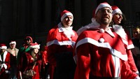 Para warga ikut berpartisipasi dalam kegiatan SantaCon.