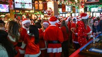 SantaCon merupakan penjelajahan pub bertema Natal tahunan yang mengumpulkan uang untuk amal.