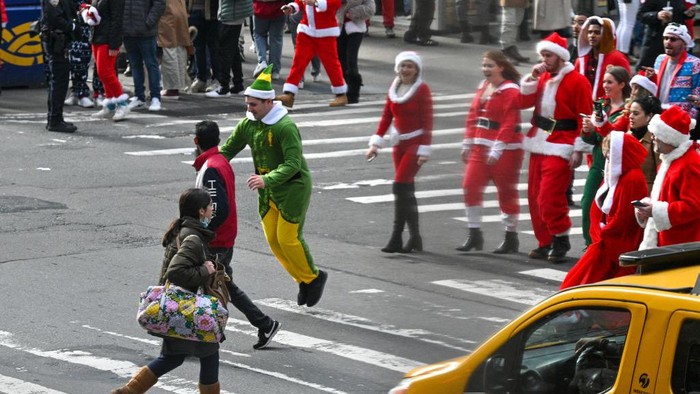 Jalanan New York Dipenuhi Ratusan Sinterklas, Ada Apa? Warga turun ke jalan kota New York dengan mengenakan kostum Sinterklas. Aksi ini bertujuan mengumpulkan uang untuk amal.