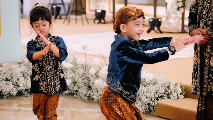 Jan Ethes dan Sedah Mirah di acara tasyakuran pernikahan Kaesang Pangarep dan Erina Sofia Gudono.