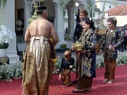 Saat Jan Ethes Ambil Uang Koin yang Ditebar Iriana