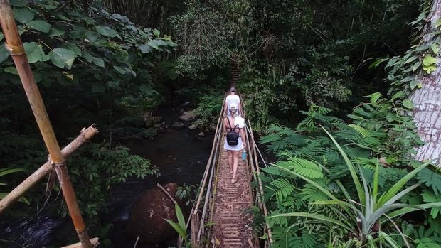 Jembatan bambu di jalur trecking sebelum mencapai lokasi Air Terjun Leke-leke.