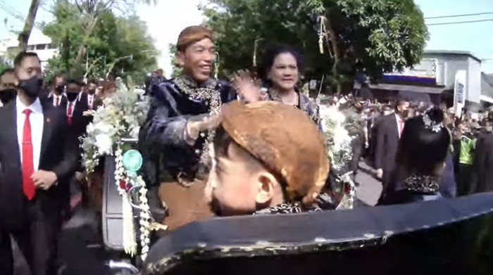 Jokowi dan Iriana serta kedua cucunya satu kereta