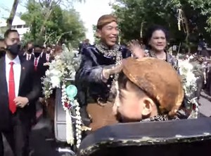 Gemasnya Jan Ethes Sibuk Sapa Warga Saat Kirab Tasyakuran Kaesang-Erina