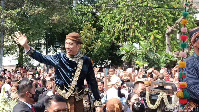 Jokowi saat tiba di Puro Mangkunegara Solo, Minggu (11/12/2022).