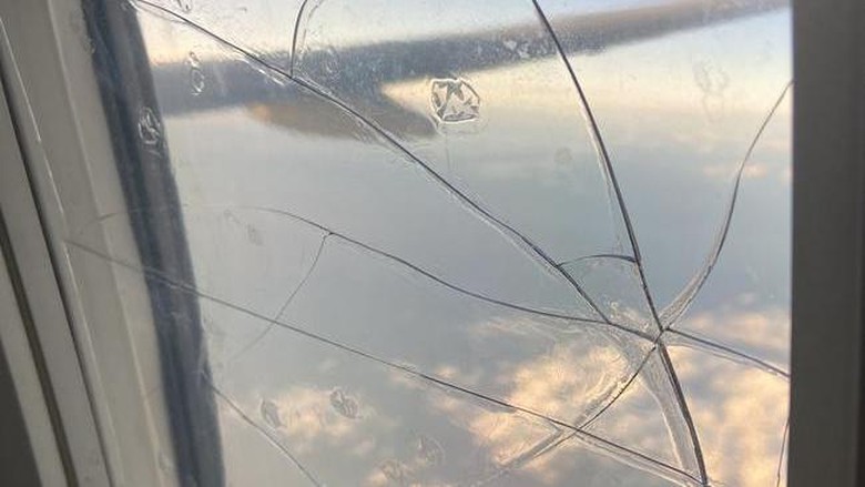 Kaca jendela pesawat Qantas retak Kaca jendela pesawat Qantas retak