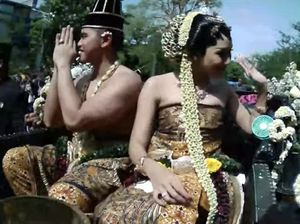 Kirab ke Puro Mangkunegaran, Kaesang-Erina Sapa Warga dari Kereta Kencana