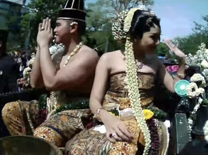 Kaesang dan Erina semringah menyapa warga saat kirab