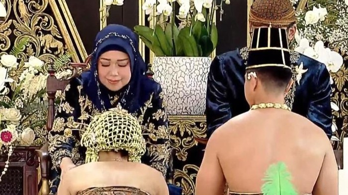 Kaesang-Erina sungkem kepada Sofiatun saat ngunduh mantu di Loji Gandrung, Minggu (11/12/2022).