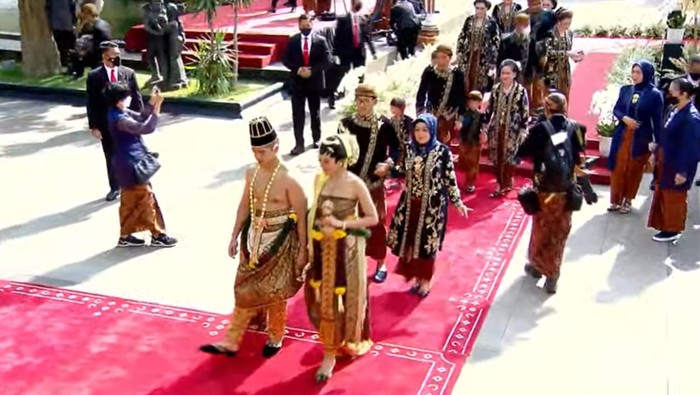 Kaesang Pangarep dan Erina Gudono mulai prosesi kirab