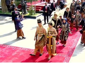 Warga Antusias saat Kirab, Jokowi: Mungkin Mau Lihat Kaesang Badannya Gede