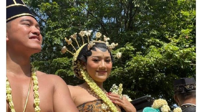 Kaesang Pangarep dan Erina Gudono saat kirab menuju ke Puro Mangkunegaran