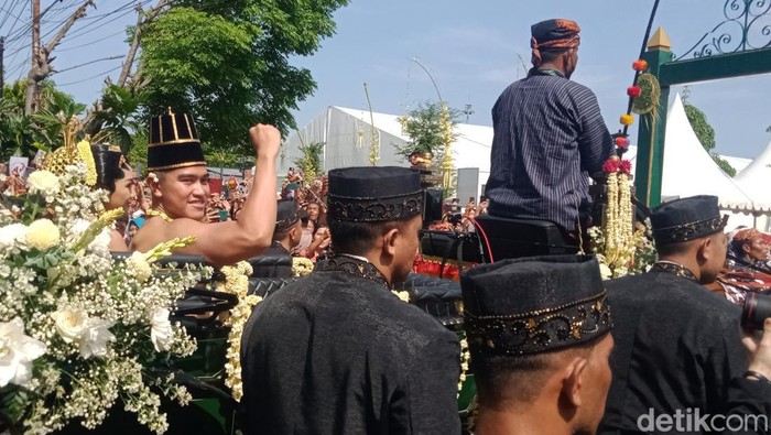 Kaesang Pangarep memberikan salam kepalan tangan ketika tiba di Puro Mangkunegaran
