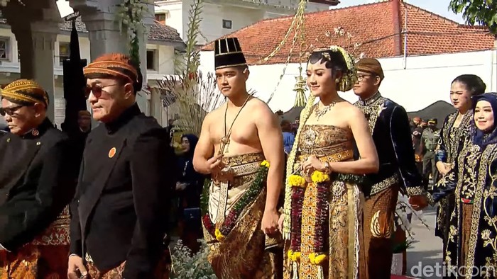 Kaesang Pangarep memberikan tanda saranghaeyo jelang kirab dengan Erina Gudono