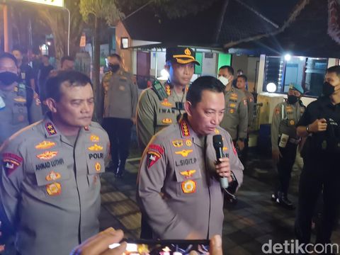 Kapolri Jenderal Listyo Sigit Prabowo memberikan keterangan pers usai acara tasyakuran pernikahan Kaesang dan Erina di Solo, Minggu (11/12/2022).