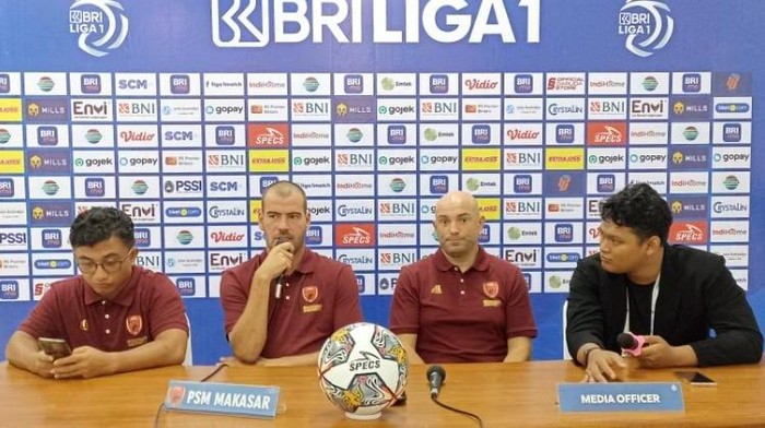 Kapten PSM Makassar Wiljan Pluim dan pelatih Bernardo Tavares pada sesi prematch konferensi pers jelang menghadapi Bhayangkara FC di Liga 1 2022/2023.