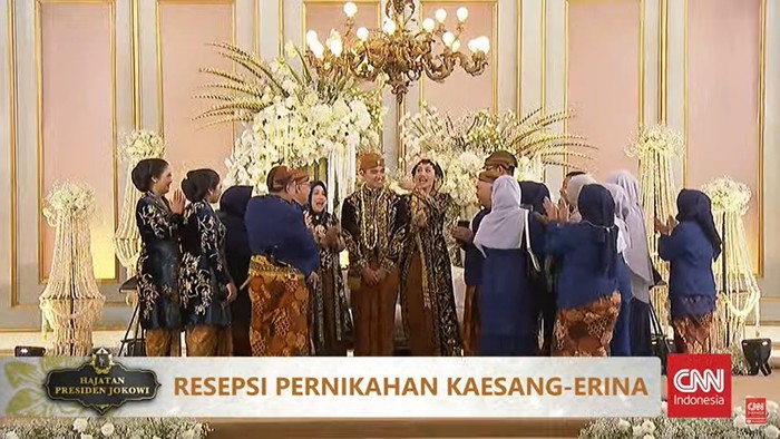 Keluarga Erina Gudono menyanyikan lagu Selamat Ulang Tahun kepada Erina di acara tasyakuran pernikahan Kaesang dan Erina di Puro Mangkunegaran, Minggu (11/12/2022).