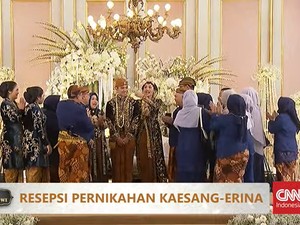 Keluarga Nyanyikan Selamat Ulang Tahun Erina di Atas Pelaminan