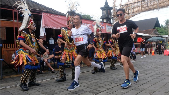 Keseruan Borobudur Marathon Fun Run 2022 di Candi Pawon Peserta beradu kecepatan saat mengikuti Borobudur Marathon Fun Run 2022 di kawasan Candi Pawon Wanurejo, Borobudur, Magelang, Jateng, Minggu (11/12/2022). Borobudur Marathon Fun Run 2022 merupakan ajang lomba lari bagi masyarakat sekitar kawasan wisata Borobudur sebagai acara penutup Borobudur Marathon 2022 sekaligus sebagai wujud semangat kebangkitan wisata olahraga atau