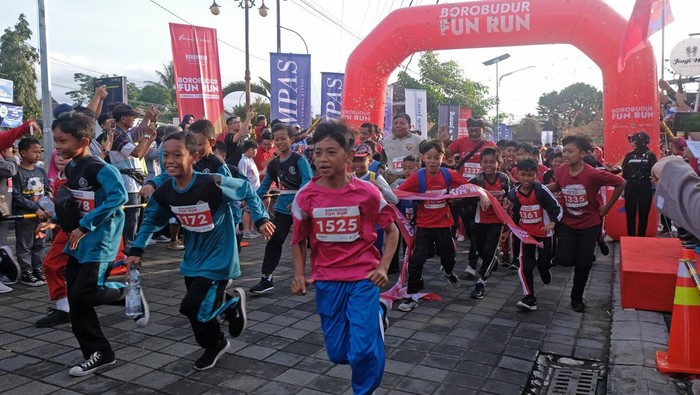 Keseruan Borobudur Marathon Fun Run 2022 di Candi Pawon Peserta beradu kecepatan saat mengikuti Borobudur Marathon Fun Run 2022 di kawasan Candi Pawon Wanurejo, Borobudur, Magelang, Jateng, Minggu (11/12/2022). Borobudur Marathon Fun Run 2022 merupakan ajang lomba lari bagi masyarakat sekitar kawasan wisata Borobudur sebagai acara penutup Borobudur Marathon 2022 sekaligus sebagai wujud semangat kebangkitan wisata olahraga atau