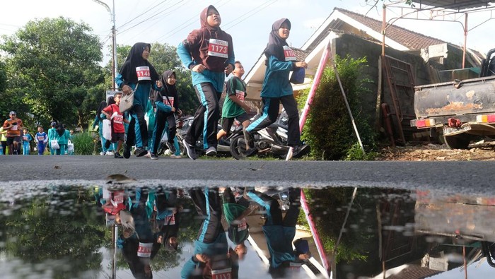 Keseruan Borobudur Marathon Fun Run 2022 di Candi Pawon Peserta beradu kecepatan saat mengikuti Borobudur Marathon Fun Run 2022 di kawasan Candi Pawon Wanurejo, Borobudur, Magelang, Jateng, Minggu (11/12/2022). Borobudur Marathon Fun Run 2022 merupakan ajang lomba lari bagi masyarakat sekitar kawasan wisata Borobudur sebagai acara penutup Borobudur Marathon 2022 sekaligus sebagai wujud semangat kebangkitan wisata olahraga atau