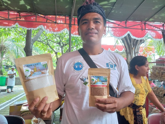 Ketua BUMDes Sari Lertari Desa Les, Ketut Agus Winaya saat memperlihatkan produk garam palungan aneka rasa.