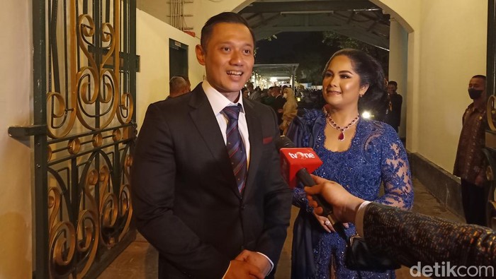 Ketum Partai Demokrat Agus Harimurti Yudhoyono (AHY) didampingi istrinya, Annisa Pohan, saat menghadiri tasyakuran pernikahan Keaesang Pangarep dan Erina Gudono di Puro Mangkunegaran, Solo, Minggu (11/12/2022) malam.