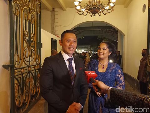 Ketum Partai Demokrat Agus Harimurti Yudhoyono (AHY) didampingi istrinya, Annisa Pohan, saat menghadiri tasyakuran pernikahan Keaesang Pangarep dan Erina Gudono di Puro Mangkunegaran, Solo, Minggu (11/12/2022) malam.