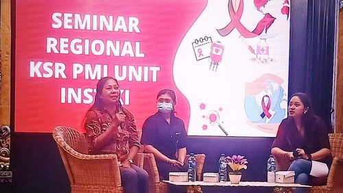 Ketut Rediten (paling kiri) saat menjadi pembicara di Instiki Denpasar, Bali, Minggu (11/12/2022).