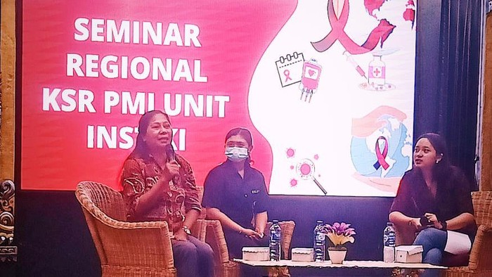 Ketut Rediten (paling kiri) saat menjadi pembicara di Instiki Denpasar, Bali, Minggu (11/12/2022).