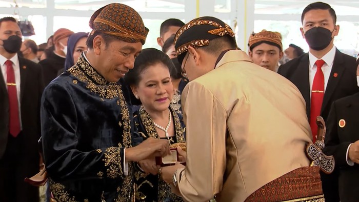 KGPAA Mangkunegoro menyambut keluarga Jokowi, Minggu (11/12/2022).