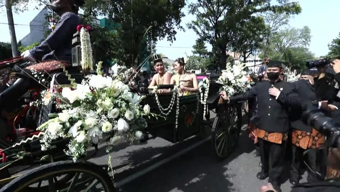 Kirab tasyakuran Kaesang dan Eriana.
