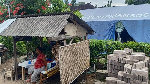 Kondisi tenda darurat yang ditempati korban bencana di Banjar Tegalasih, Desa Batuagung, Kecamatan Jembrana, Bali,  Minggu (11/12/2022).